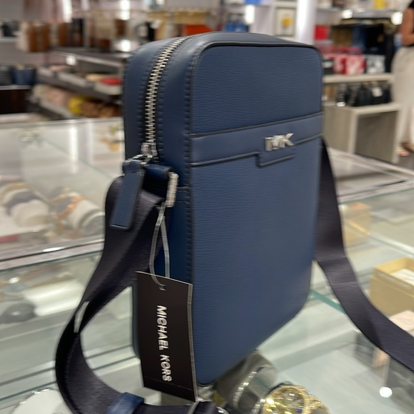 Michael Kors Cooper Flight Crossbody Bag
Navy 
NWT - Picture 3 of 16
